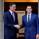 Pedro Sánchez y Albert Rivera, ayer, en el Palacio de la Moncloa. ZIPI