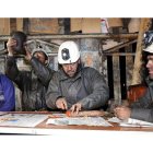 Sócrates, Álvaro, Elías y Daniel toman fuerzas en el refugio que se han habilitado en el grupo Túnel de la Vasco. MARCIANO