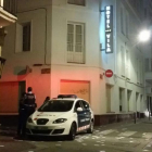 Una patrulla de los Mossos vigila la calle de Sant Josep, donde está el hotel Vila. En el suelo, papeletas de votación.