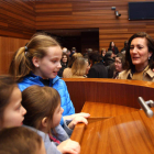 Josefa García Cirac habla con unas niñas en el atril del hemiciclo y les explica cómo son los debates parlamentarios.