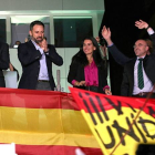 El presidente de Vox, Santiago Abascal (2i), el portavoz en el Congreso de Vox, Iván Espinosa de los Monteros (i), la portavoz de Vox en la Asamblea de Madrid, Rocío Monasterio (2d), y el eurodiputado de Vox Jorge Buxade (2d), saludan a sus simpatizantes en el exterior de la sede del partido en Madrid durante el seguimiento de la noche electoral. EFE/Javier Lizón