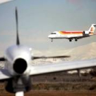 El CRJ de Iberia «Catedral de León» aterrizando en La Virgen del Camino