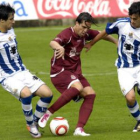 Mena, en el centro de la imagen, se hace con el balón ante dos rivales de la Real Sociedad B.