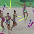 El equipo español de gimnasia rítmica, con cintas, en la primera rotación.
