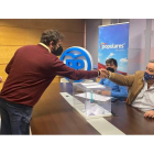 David Fernández y Javier Santiago Vélez en la votación del proceso de primarias del PP. DL