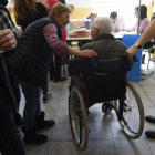 Las personas en silla de ruedas son más visibles, pero otras pasan desapercibidas. JESÚS F. SALVADORES