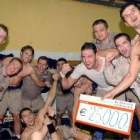 Skrbic muestra el cheque de 25.000 euros que ganó como premio al FC Barcelona en la final