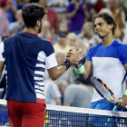 Rafa Nadal y Feliciano López se saludan tras el partido que ha ganado este último, en Cincinnati.