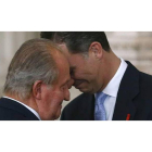 El rey Juan Carlos se abraza a su hijo tras abdicar