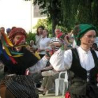 El grupo de danzas de la casa de León en Madrid, durante su actuación dentro de este ciclo cultural