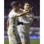 Lucas Vázquez celebra con Kovacic tras marcar el tercer gol ante Osasuna. VILLAR LÓPEZ