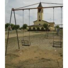 Zona infantil de juegos abandonada en un pueblo de la provincia