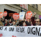 Varias decenas de miembros del grupo Stop Desahucios del Movimiento 15M en Granada se concentraron ayer para evitar un desalojo.