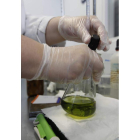 Una científica realiza un análisis de microbiología.