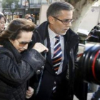 Doris Malfeito, esposa de Macià Alavedra, a su salida de la Audiencia Nacional.