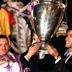 Predag Mijatovic, a la izquierda, junto al hijo de Lorenzo Sanz, Fernando, con la ‘Séptima’.
