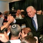 Un grupo de seguidores felicitan a Natanyahu tras la rueda de prensa