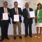 Acto de entrega del nuevo certificado ISO a Huaris CC.