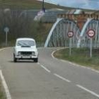 Un vehículo circula por el puente de hierro de Sopeña, en la LE-451, en una imagen de archivo