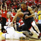 El escolta Eric Gordon en la disputa por un balón en la victoria ante Golden.