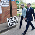 Theresa May y su marido Phillip llegan a un colegio electoral para votar en las europeas. NEIL HALL