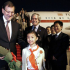 El presidente del Gobierno, Mariano Rajoy (i), junto al primer ministro Chino, Li Keqiang (d), y el embajador español en el país asiático, Manuel María Valencia Alonso ( centro detrás), a su llegada al aeropuerto de Shanghai.