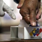 Un ciudadano venezolano marca su dedo con tinta tres ejercer el voto en un colegio electoral de Cara