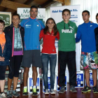 Paula Caminero, en el medio, junto a los ganadores de la carrera popular de Cistierna.