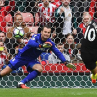 Kun Agüero marca el 0-1 del Manchester City con un lanzamiento de penalti.