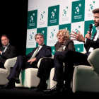 Piqué, junto a la clase política de Madrid, durante la presentación de la nueva Copa Davis con el logotipo del grupo bancario detrás, en octubre.