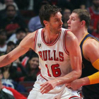 Pau Gasol trata de avanzar con el balón ante la presión de Timofey Mozgov, durante el partido inaugural de la NBA, entre los Bulls y los Cavaliers.