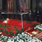El cadáver del líder norcoreano, Kim Jong-il, cuyo féretro reposa en el palacio de Kumsusan.