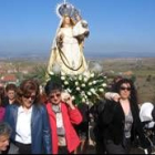 Las mujeres pujan la talla de la Virgen del Rosario durante la subida