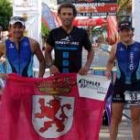 Cuevas, Cegarra y Fernández posan con la bandera de León