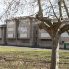 El colegio La Puebla estaba ayer cerrado por las vacaciones, pero a sus escasos 32 alumnos les sobra espacio en el centro. L. DE LA MATA