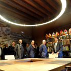 En el centro, en primer término, el aquitecto Fernando Cobos, Antonio Ovalle, Rafael Miranda y Carlos López Riesco, en la sala de investigadores de la Biblioteca.
