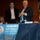El delegado recibió un recuerdo de manos del alcalde.
