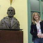 Carmen Castilla posa junto a un busto de Pablo Iglesias en la sede de UGT.