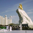 La recién inaugurada estatua bañada en oro del presidente de Turkmenistán.