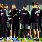 Los jugadores del FC Barcelona durante el entrenamiento previo al partido. ENRIC FONTCUBERTA.
