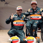 Isidre Esteve, junto a su copiloto Txema Villalobos, en la presentación de su equipo para el Dakar.