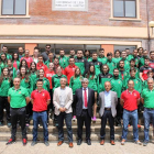Los participantes en los campeonatos de España posan en El Albéitar junto a los representantes de la Universidad de León. DL
