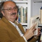 El poeta bañezano Antonio Colinas en su residencia de Salamanca, ante su biblioteca