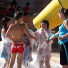 La guerra de la espuma puso ayer el punto de diversión al inicio de las fiestas.