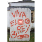Aspecto que presentaba ayer el monolito antifranquista.