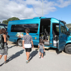 Los turistas acceden desde la Casa del Parque de Carucedo a microbuses o autobuses. L. DE LA MATA