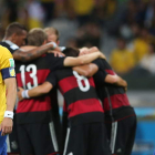 Los jugadores alemanes celebran los goles ante Brasil mientras David Luiz y compañía ponen rostros de rabia e incredulidad ante la supremacía germana en la primera semifinal del Mundial de fútbol.
