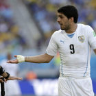 Luis Suárez discute con el árbitro del partido Italia-Uruguay poco después de morderle en el hombro a Giorgio Chiellini.