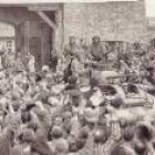 Varios presos celebran la llegada de las tropas aliadas al campo de exterminio de Mauthausen