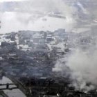 Fuegos e inundaciones tras el tsunami que ha devastado la ciudad de Kisenuma, en la región de Miyag.